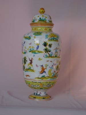 Ceramiche d-Arte di Albisola - Grande Poutiche con piede, in maiolica decorato in Levantino, con scenette del settecento.